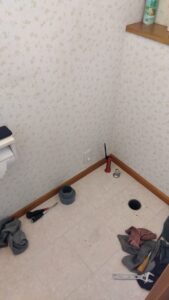 越谷市大里の2階トイレ交換工事で便器を撤去した床排水接続部