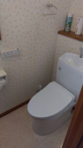 越谷市大里の2階に設置したTOTOピュアレストQR CS232B・SH233BA