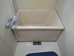 国分寺市東元町で経年劣化により汚れが落ちにくくなった交換前のポリバス