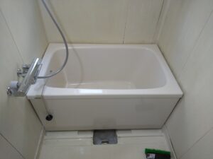 国分寺市東元町でTOTO製ポリバスへ交換した施工後の浴室