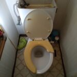 さいたま市南区の便座破損とタンク水漏れがあったTOTOトイレ