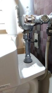 さいたま市見沼区で水漏れが発生していた交換前の大便器フラッシュバルブ接続部