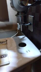 さいたま市見沼区の大便器から既存スパッドと接続管を撤去した状態