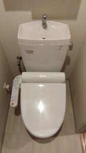 さいたま市岩槻区でタンク水漏れが発生していた交換前のTOTO製トイレ