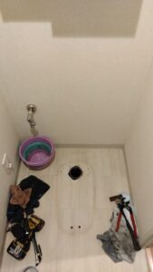 さいたま市岩槻区のトイレ交換工事で既設便器を撤去し床排水口を確認している様子
