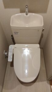 さいたま市岩槻区で設置した手洗い付きTOTOピュアレストQRとウォシュレットTCF2223E
