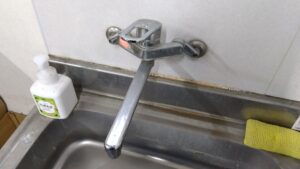 さいたま市岩槻区で経年劣化による水漏れが発生した交換前のLIXIL製壁付台所水栓