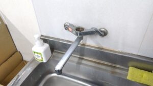 さいたま市岩槻区の台所水栓からレバーと既存ヘッドパーツを取り外した状態