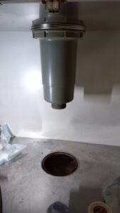 さいたま市浦和区の流し台から既存排水ホースを撤去し床下排水管を確認した状態