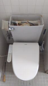 川越市並木で内部部品交換を行ったTOTO製トイレタンク