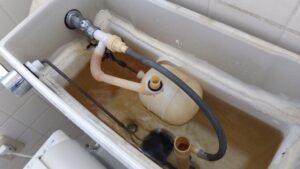 川越市並木で水漏れが発生していた交換前のトイレタンク内部