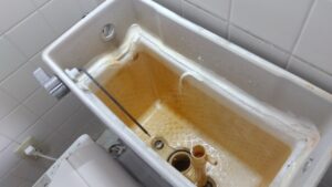 川越市並木のトイレタンクから既存ボールタップを撤去した状態