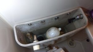 狭山市東三ツ木で水漏れが発生していた交換前のトイレタンク内部
