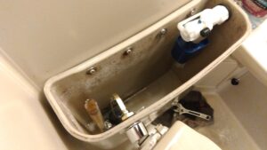 狭山市東三ツ木の隅付ロータンクに取り付けたカクダイ662-320と9489B