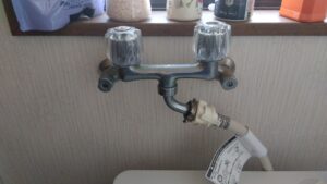 練馬区春日町で経年劣化による水漏れが発生した交換前のTOTO製洗濯機用水栓