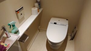 江東区豊洲で機能部から水漏れが発生していた交換前のTOTO製一体形トイレ