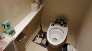 江東区豊洲の一体形トイレから既存機能部の外装を取り外して内部を確認した状態