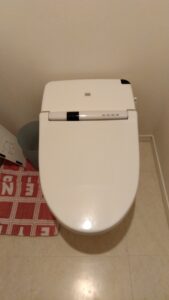 江東区豊洲で機能部内部の水漏れ修理を行った施工前のTOTO製一体形トイレ