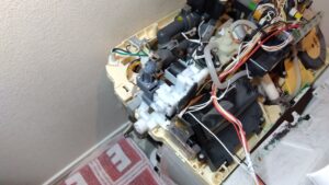 江東区豊洲の一体形トイレ機能部にTOTOバルブユニットTCH785Nを取り付けた状態