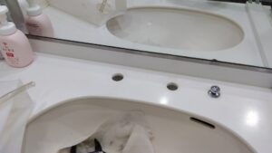戸田市美女木北の洗面水栓交換工事で既設水栓を撤去した2つの取付穴