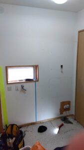 さいたま市浦和区の洗面化粧台撤去後に壁面と給排水位置を確認している状態