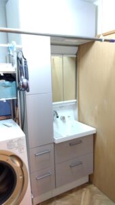 さいたま市浦和区に施主支給品の洗面化粧台と収納キャビネットを設置した完成状態