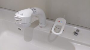 草加市柳島町で水漏れが発生した交換前のINAX製洗面水栓