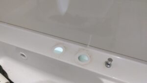 草加市柳島町の洗面化粧台で既存水栓を撤去し2か所の取付穴を確認した状態