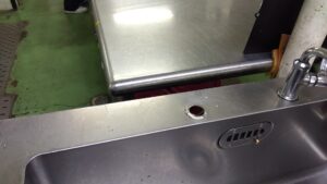 さいたま市西区の厨房で既存水栓を撤去しシンク天板の取付穴を確認した状態