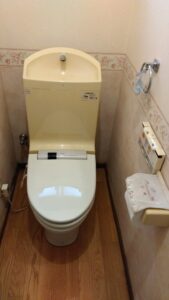 蕨市中央でタンク水漏れにより交換する前のTOTO製手洗い付きトイレ
