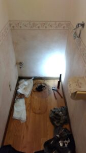 蕨市中央で既存トイレを撤去し床排水口と設置面を確認している様子