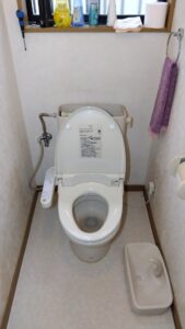 吉川市中野でタンク水漏れにより交換する前のINAX製トイレ