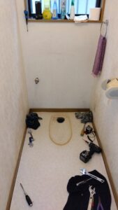 吉川市中野で既存トイレを撤去し床排水口と設置面を確認している様子