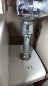 さいたま市見沼区 大便器フラッシュバルブ スパッド部品交換前 水漏れ