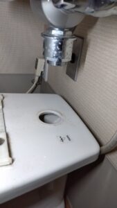 さいたま市見沼区 大便器フラッシュバルブ スパッド取り外し作業