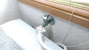 さいたま市桜区で経年劣化による水漏れが発生した交換前のTOTO製洗濯機用水栓