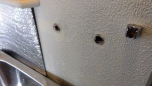 練馬区光が丘で既存浴室水栓を撤去し給水・給湯接続部を確認した状態