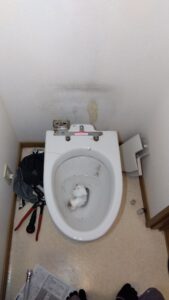 江東区東砂で一体形トイレの既存機能部を取り外し便器を残した状態