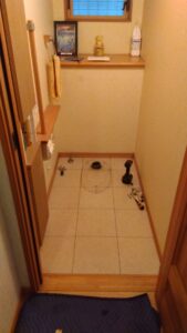 さいたま市大宮区の施設内で既存トイレを撤去し排水口と床面を確認した状態