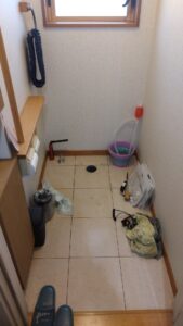 さいたま市大宮区の施設内2か所目で既存トイレを撤去し床排水口を確認した状態