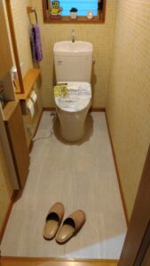 さいたま市大宮区の施設内でTOTOピュアレストQRを設置しサンゲツHM-12010を施工した完成後