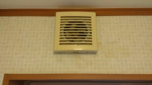 さいたま市大宮区で経年劣化により故障した交換前のMAX製トイレ換気扇
