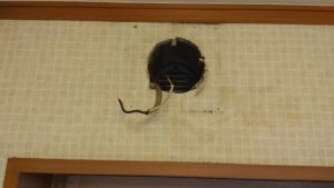 さいたま市大宮区で既存トイレ換気扇を撤去し換気パイプと電源接続部を確認した状態