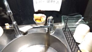 文京区本郷でレバー破損と水漏れにより交換する前のTOTO製キッチン水栓