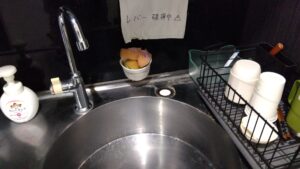 文京区本郷で既存キッチン水栓を撤去し取付穴を確認した状態
