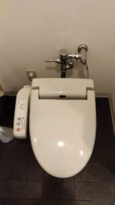 文京区本郷で水漏れにより交換する前のINAX製シャワートイレ