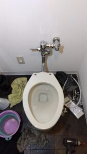 文京区本郷で既存シャワートイレを取り外し便器と給水接続部を確認した状態