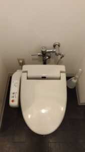 文京区本郷で経年劣化による水漏れが発生したINAX製シャワートイレ2か所目
