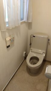 武蔵野市吉祥寺東町でタンク水漏れにより交換する前のINAX製トイレ
