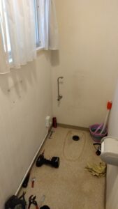 武蔵野市吉祥寺東町で既存トイレを撤去し床排水口と設置面を確認した状態